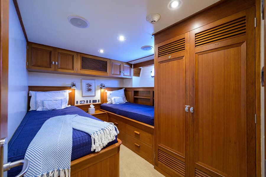 2003 New England Boatworks Enclosed Raised Pilothouse - Photo 31