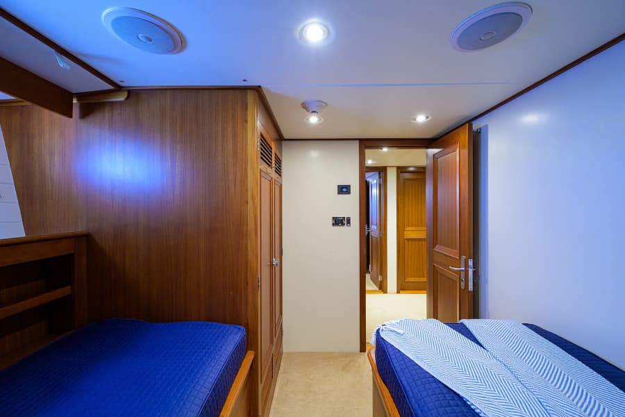 2003 New England Boatworks Enclosed Raised Pilothouse - Photo 32