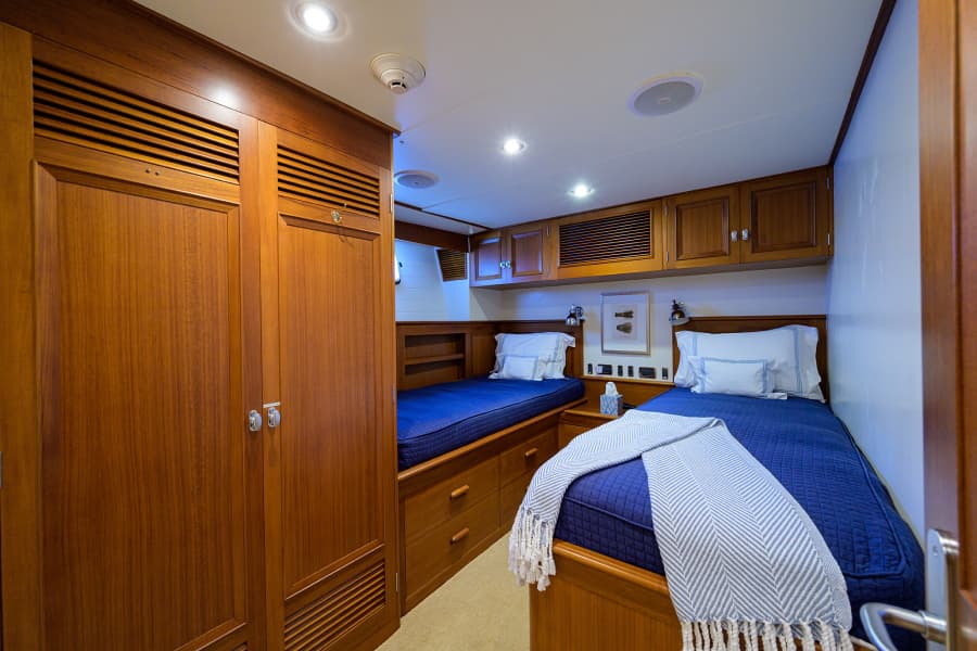 2003 New England Boatworks Enclosed Raised Pilothouse - Photo 28