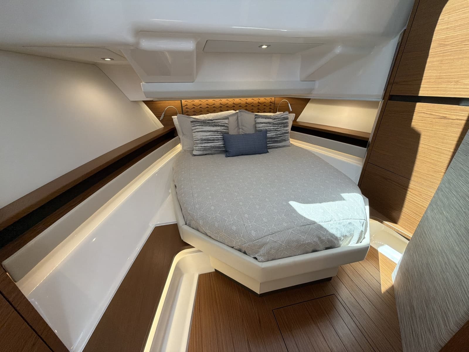 2026 Tiara Yachts 48 LS - Photo 32