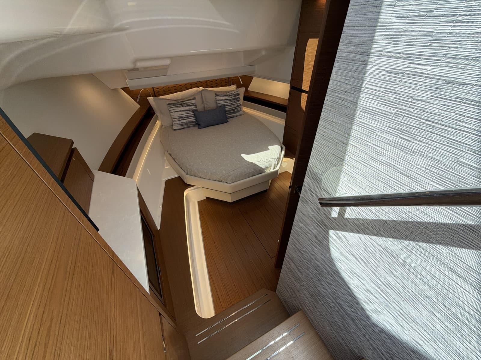 2026 Tiara Yachts 48 LS - Photo 31