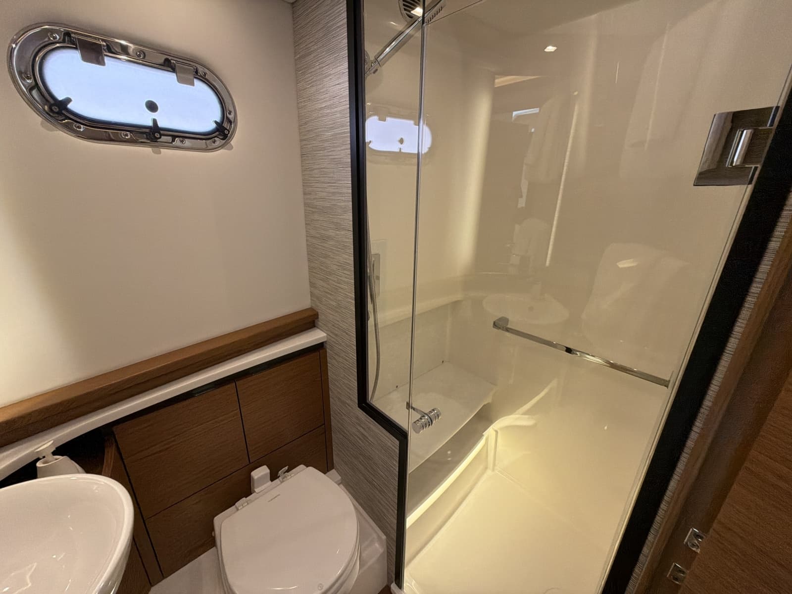 2026 Tiara Yachts 48 LS - Photo 34