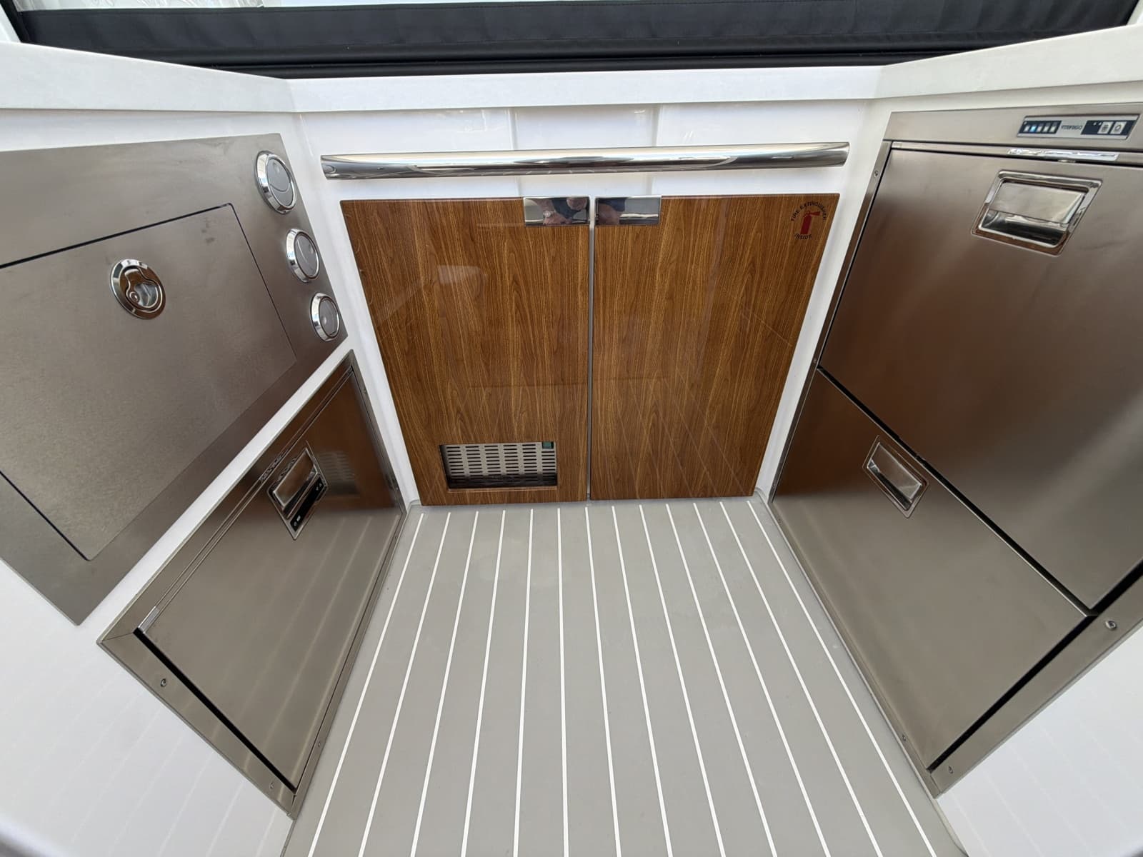 2026 Tiara Yachts 48 LS - Photo 23