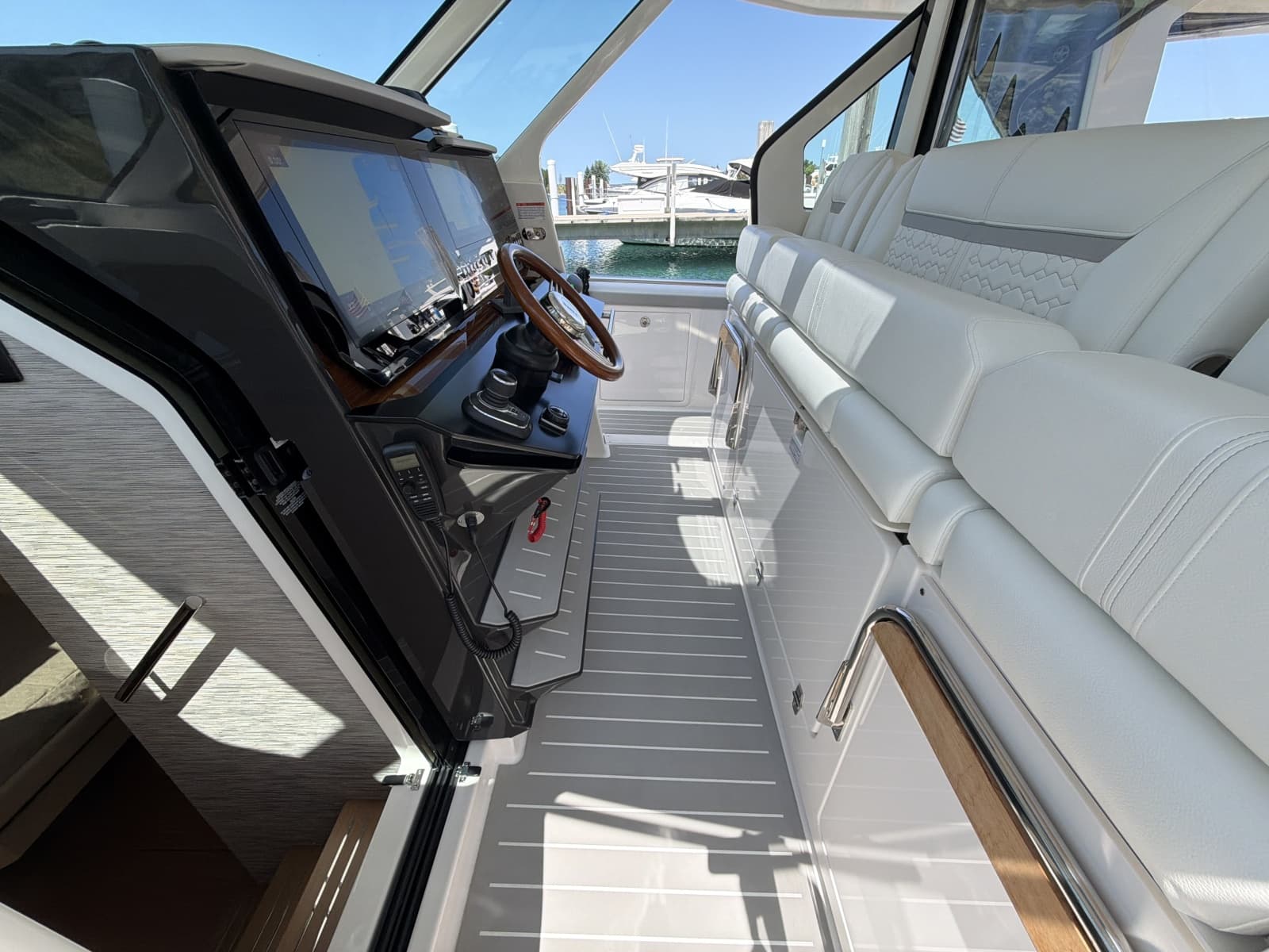 2026 Tiara Yachts 48 LS - Photo 29