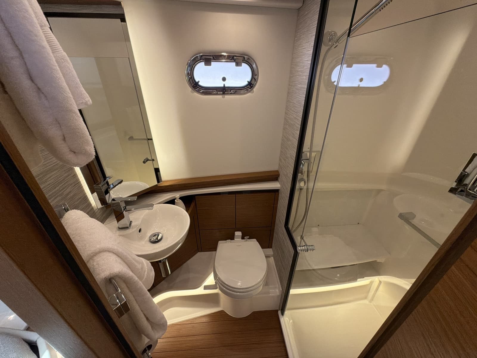 2026 Tiara Yachts 48 LS - Photo 33