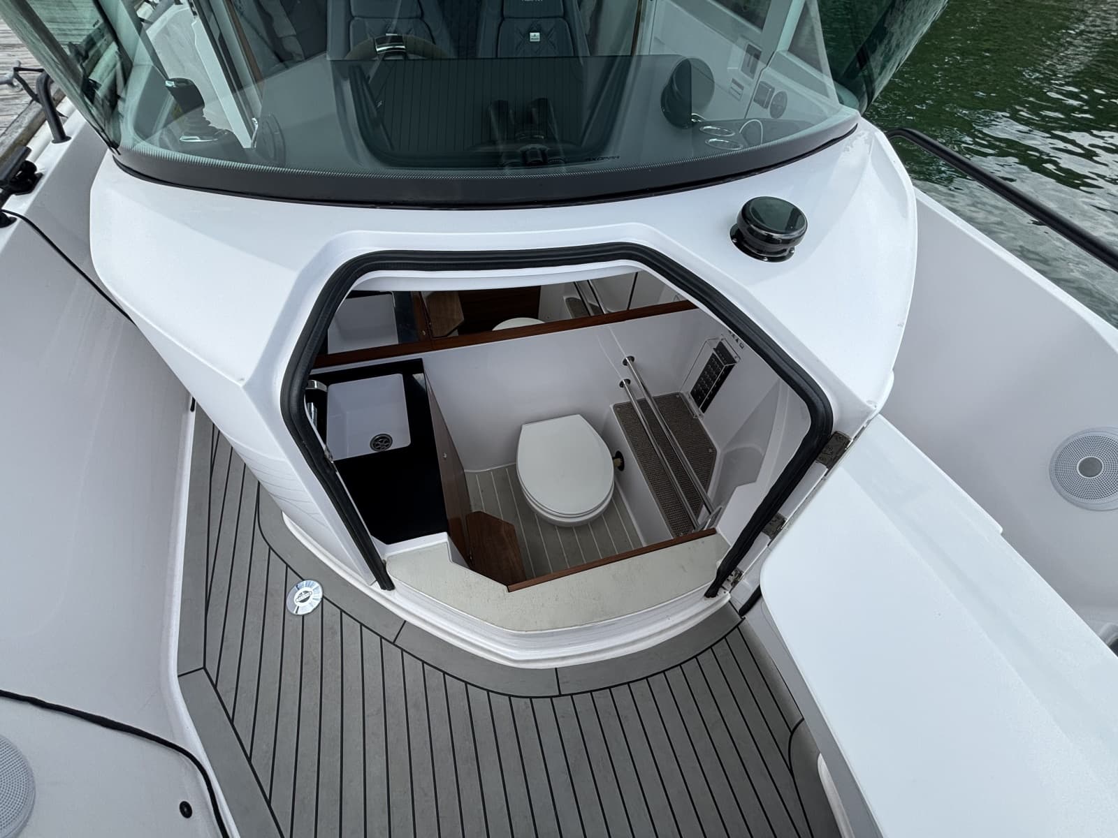 2021 Axopar 28 Cabin - Photo 15