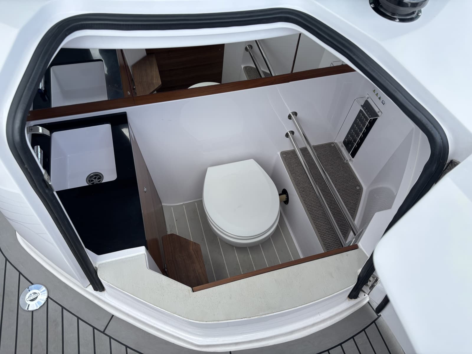 2021 Axopar 28 Cabin - Photo 16