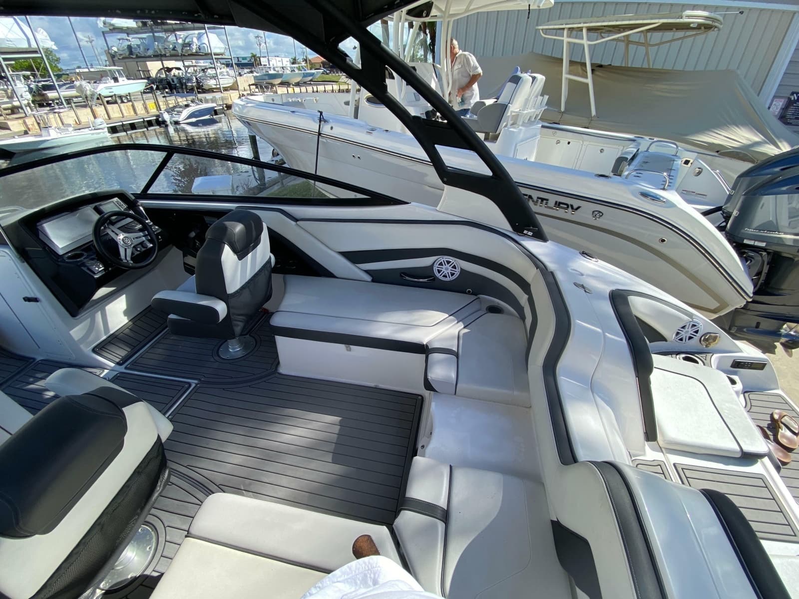 2018 Yamaha Boats 242 Limited S - Photo 10