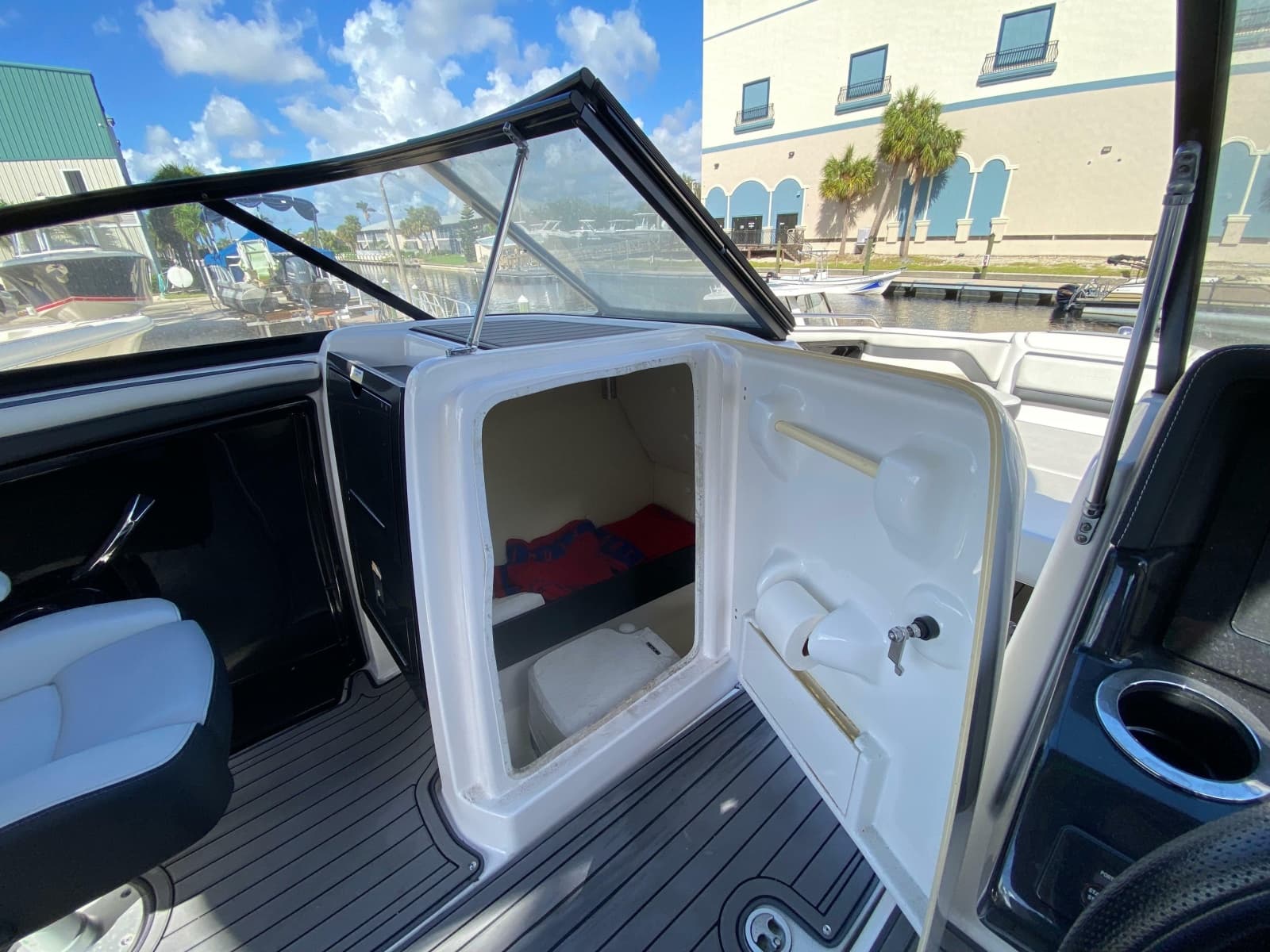 2018 Yamaha Boats 242 Limited S - Photo 12