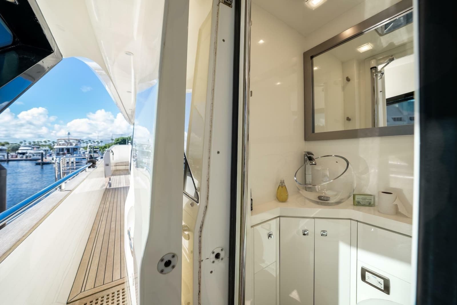 2015 Monte Carlo Yachts MCY 86 - Photo 33