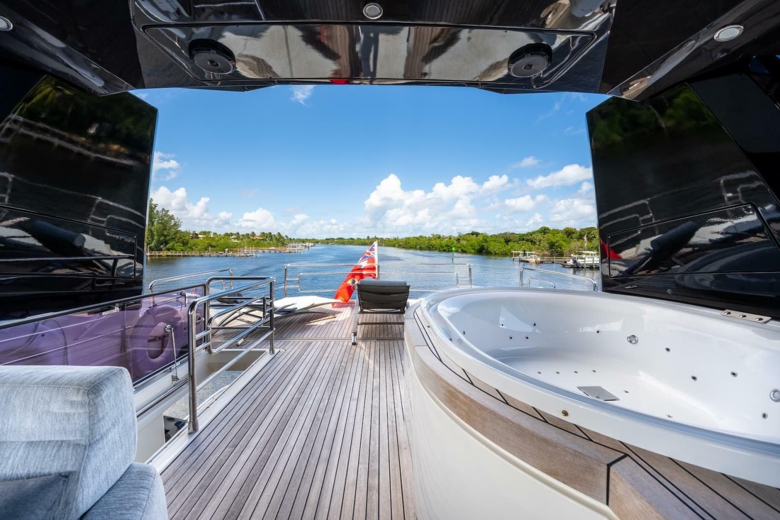 2015 Monte Carlo Yachts MCY 86 - Photo 40