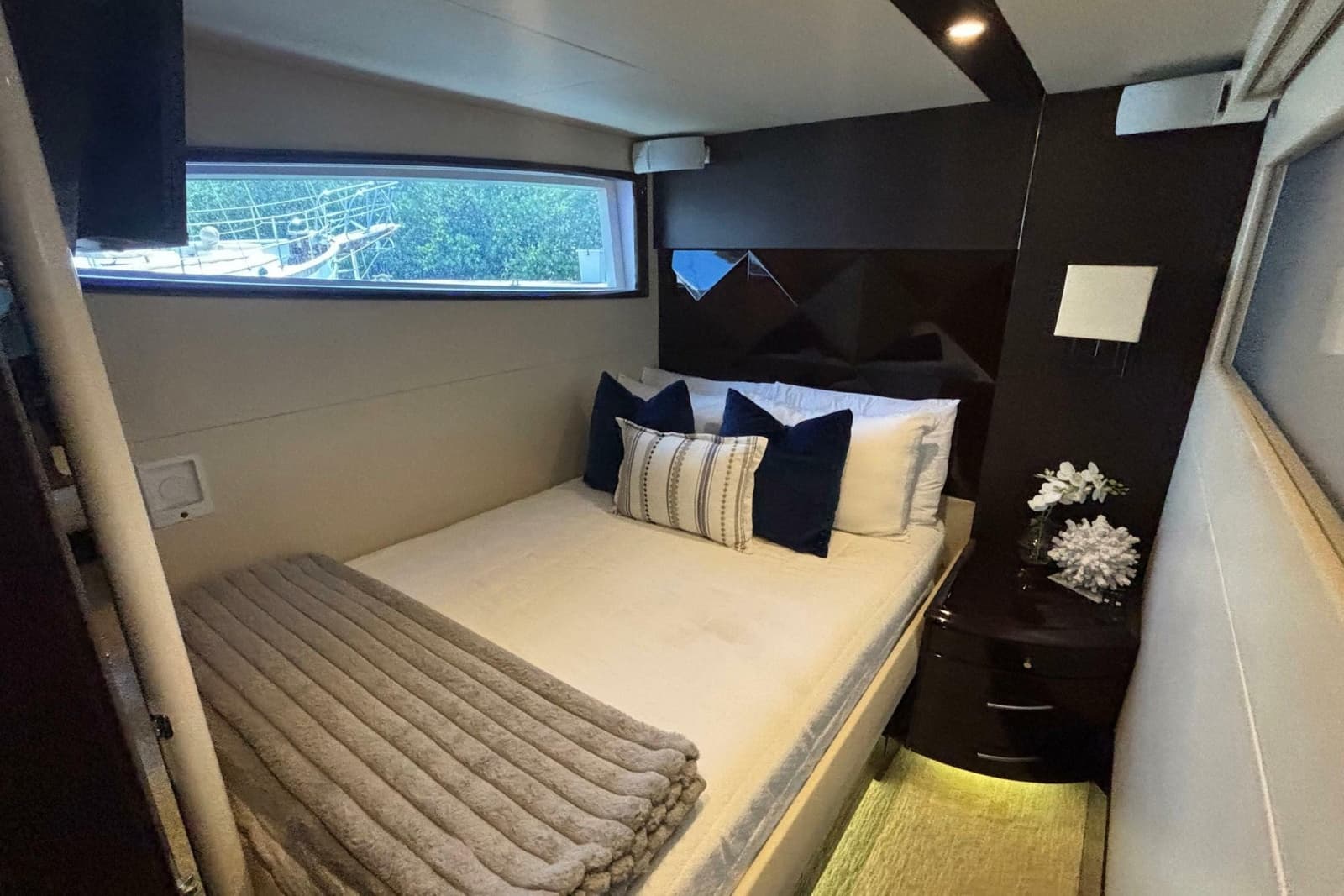 2008 Lazzara Yachts LSX 75 - Photo 23