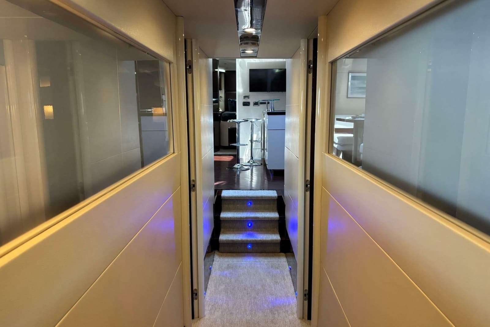 2008 Lazzara Yachts LSX 75 - Photo 26