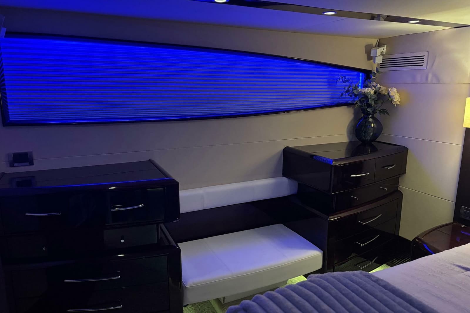 2008 Lazzara Yachts LSX 75 - Photo 10