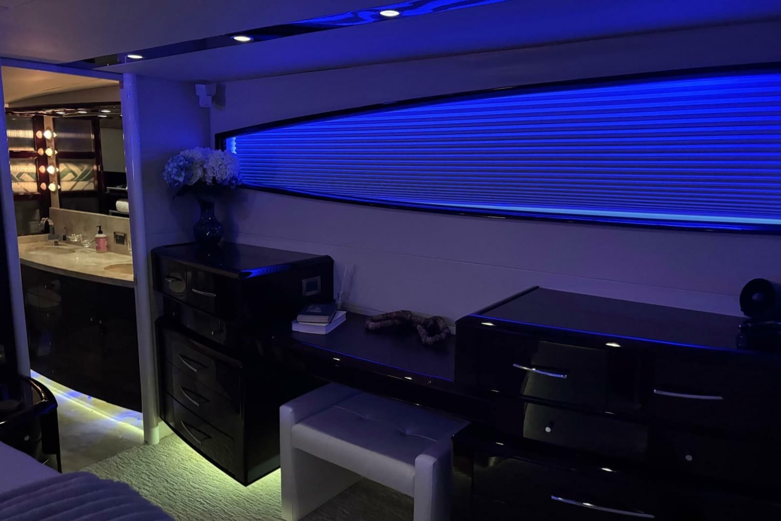 2008 Lazzara Yachts LSX 75 - Photo 11