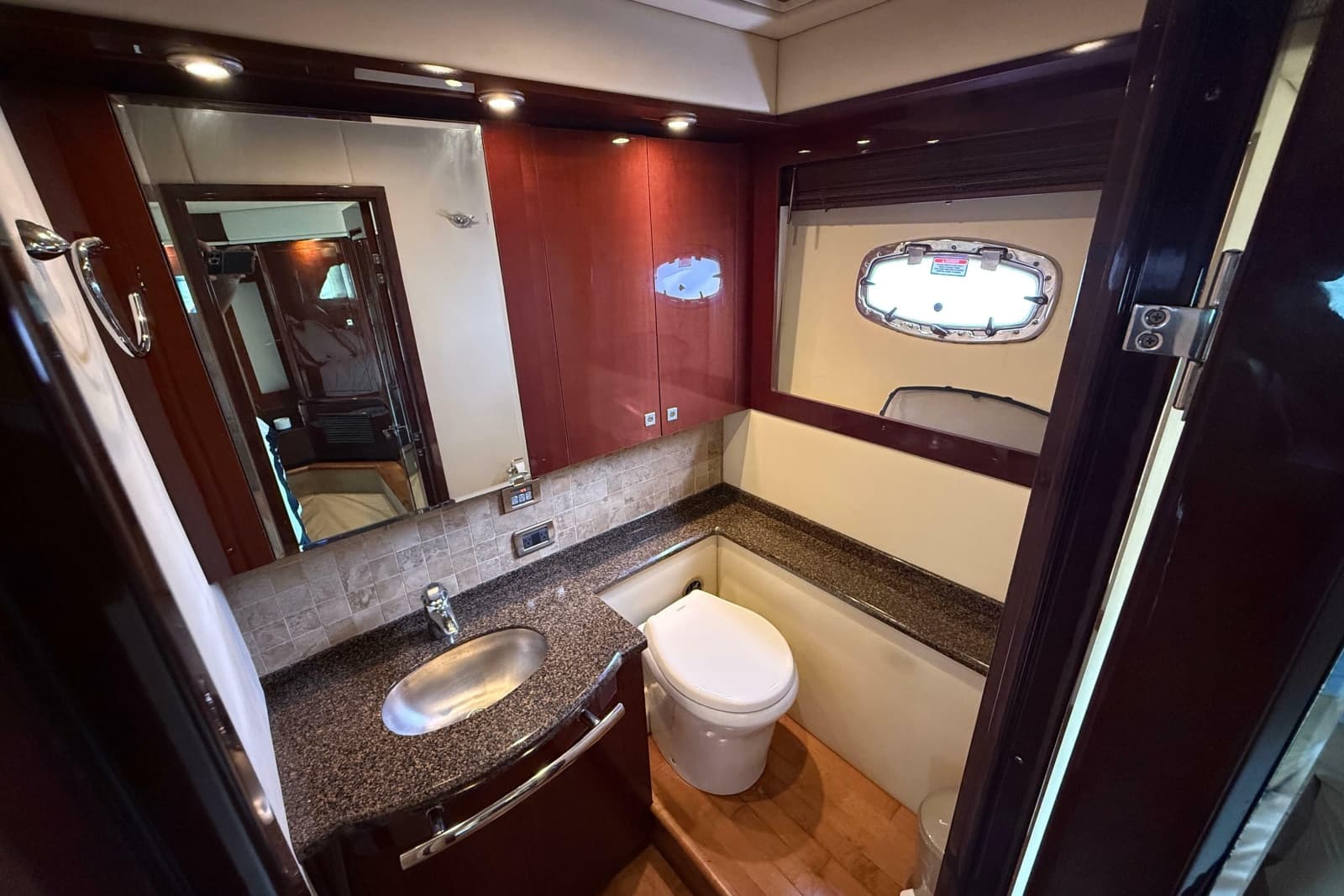 2008 Sea Ray 550 Sundancer - Photo 17