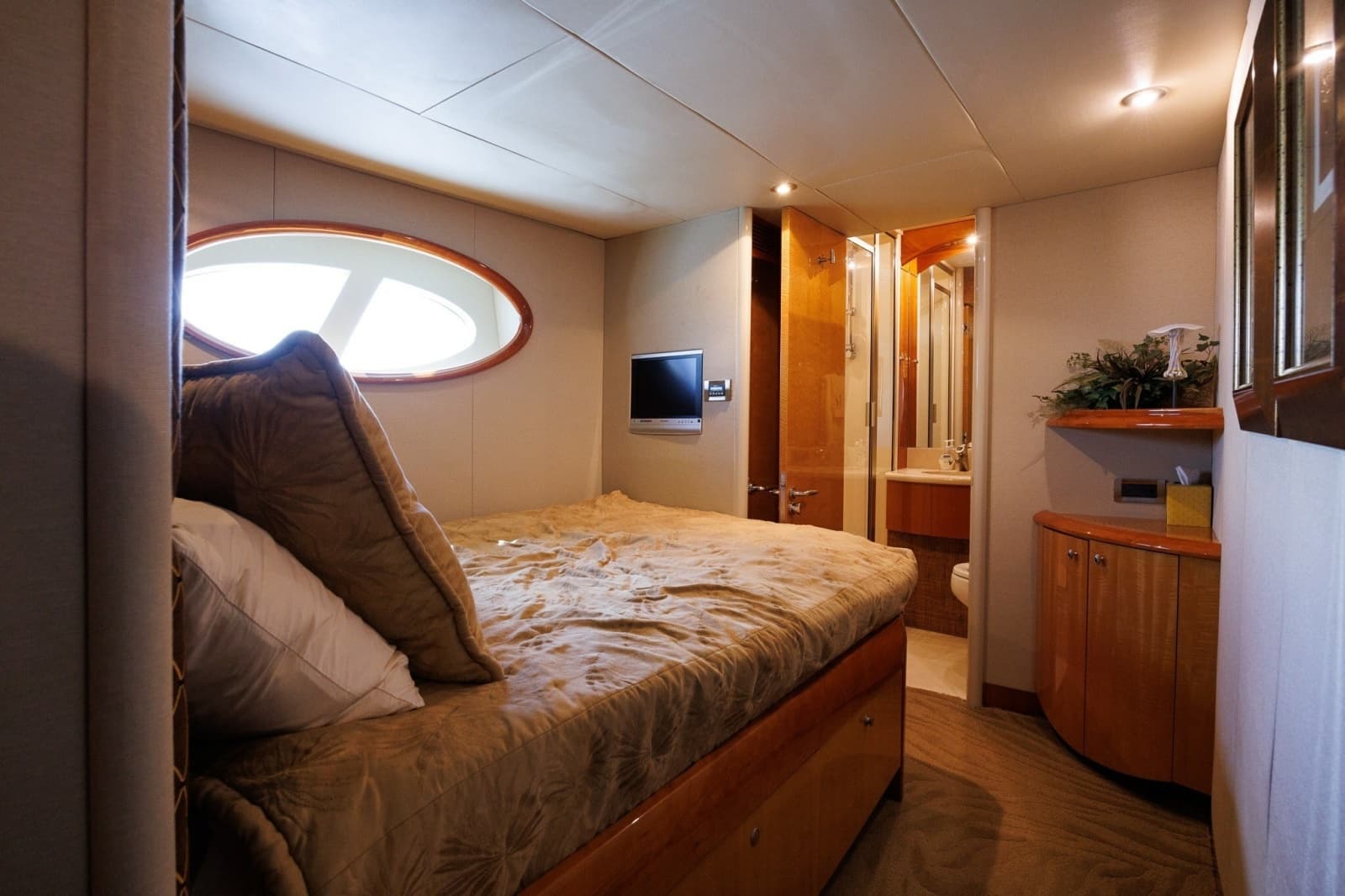 2007 Lazzara Yachts 74 MOTOR YACHT - Photo 40