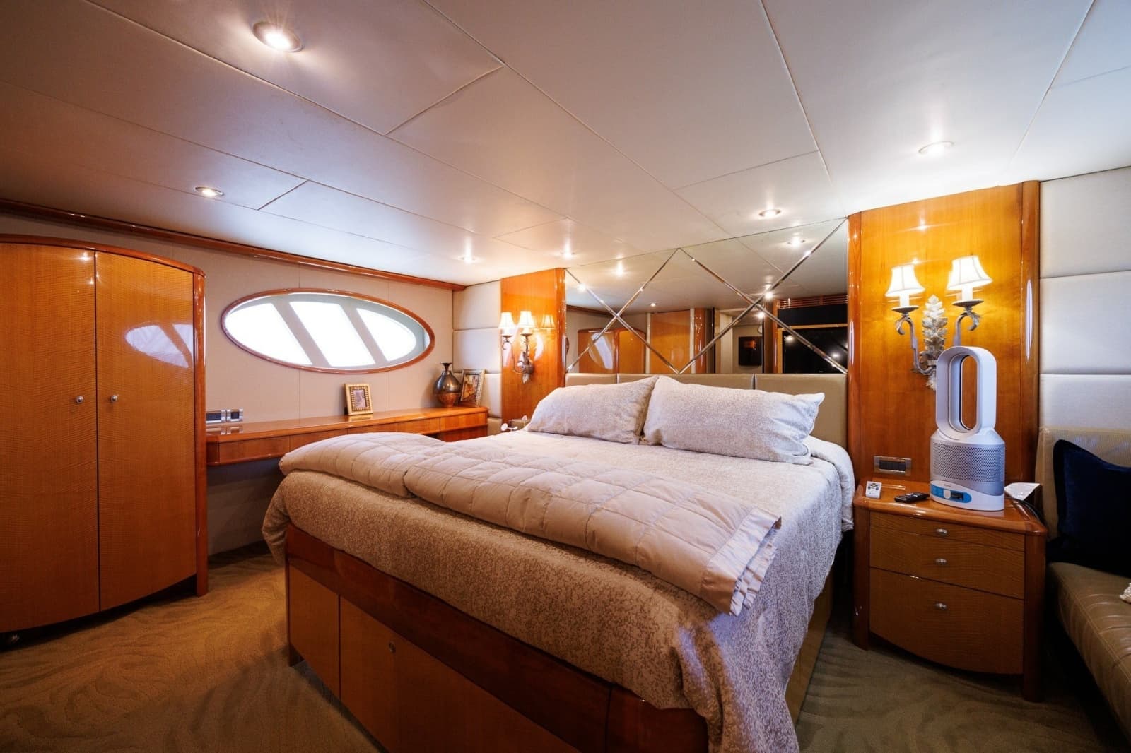 2007 Lazzara Yachts 74 MOTOR YACHT - Photo 38