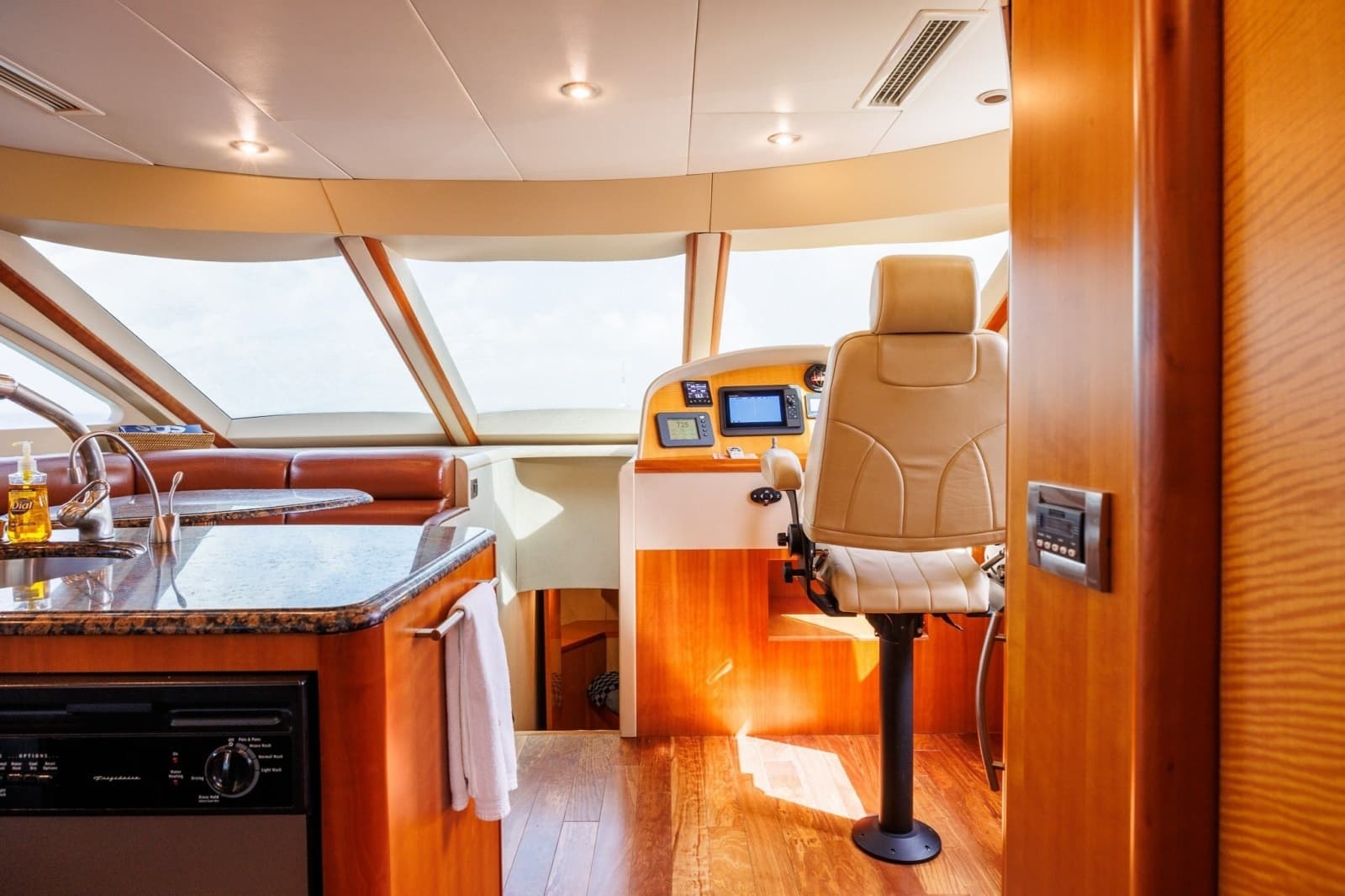 2007 Lazzara Yachts 74 MOTOR YACHT - Photo 35