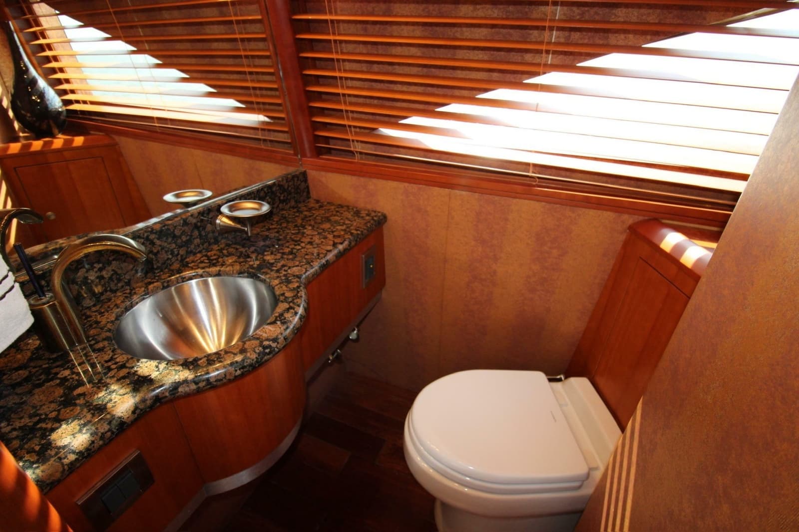 2007 Lazzara Yachts 74 MOTOR YACHT - Photo 22
