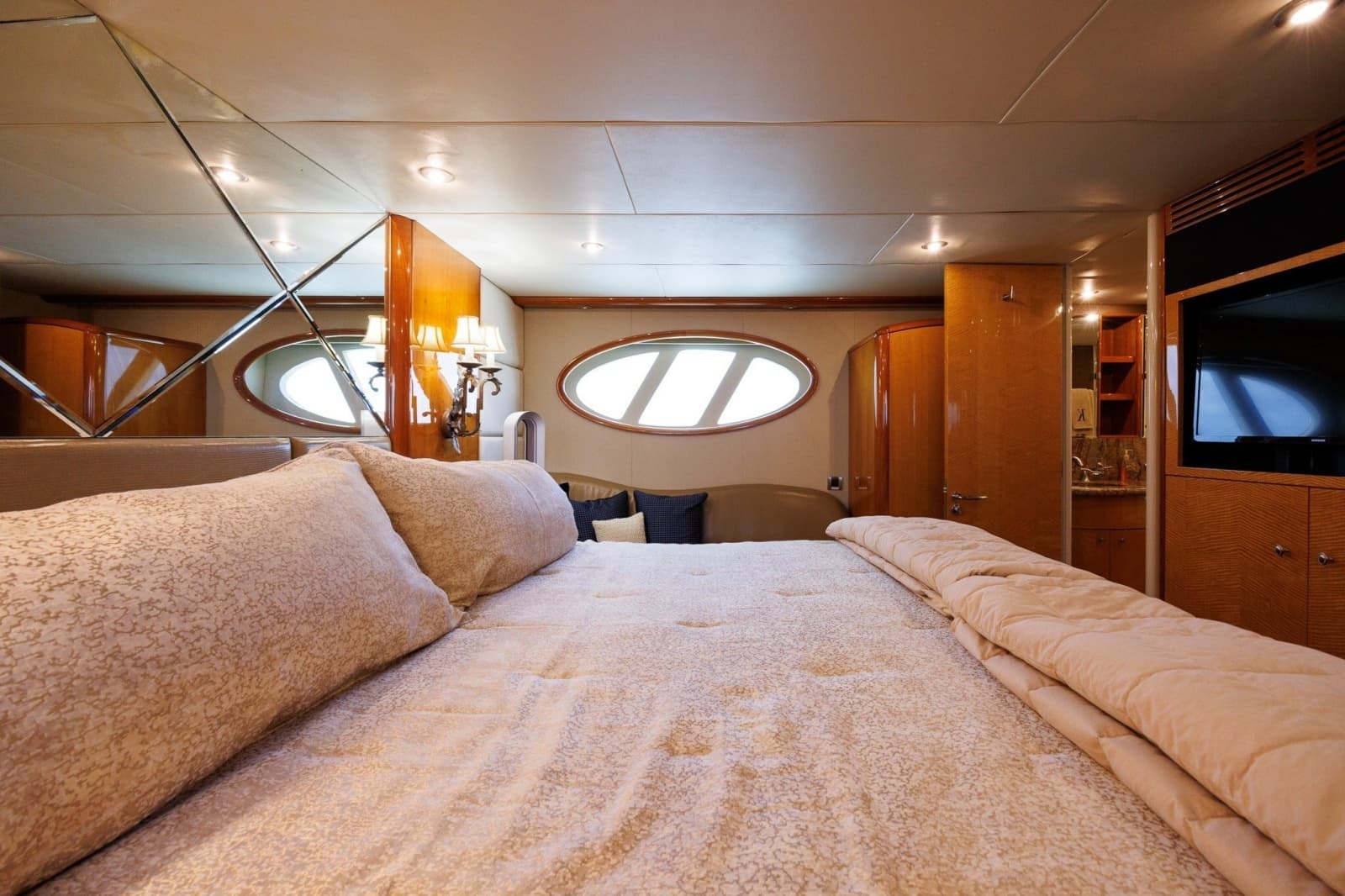2007 Lazzara Yachts 74 MOTOR YACHT - Photo 21
