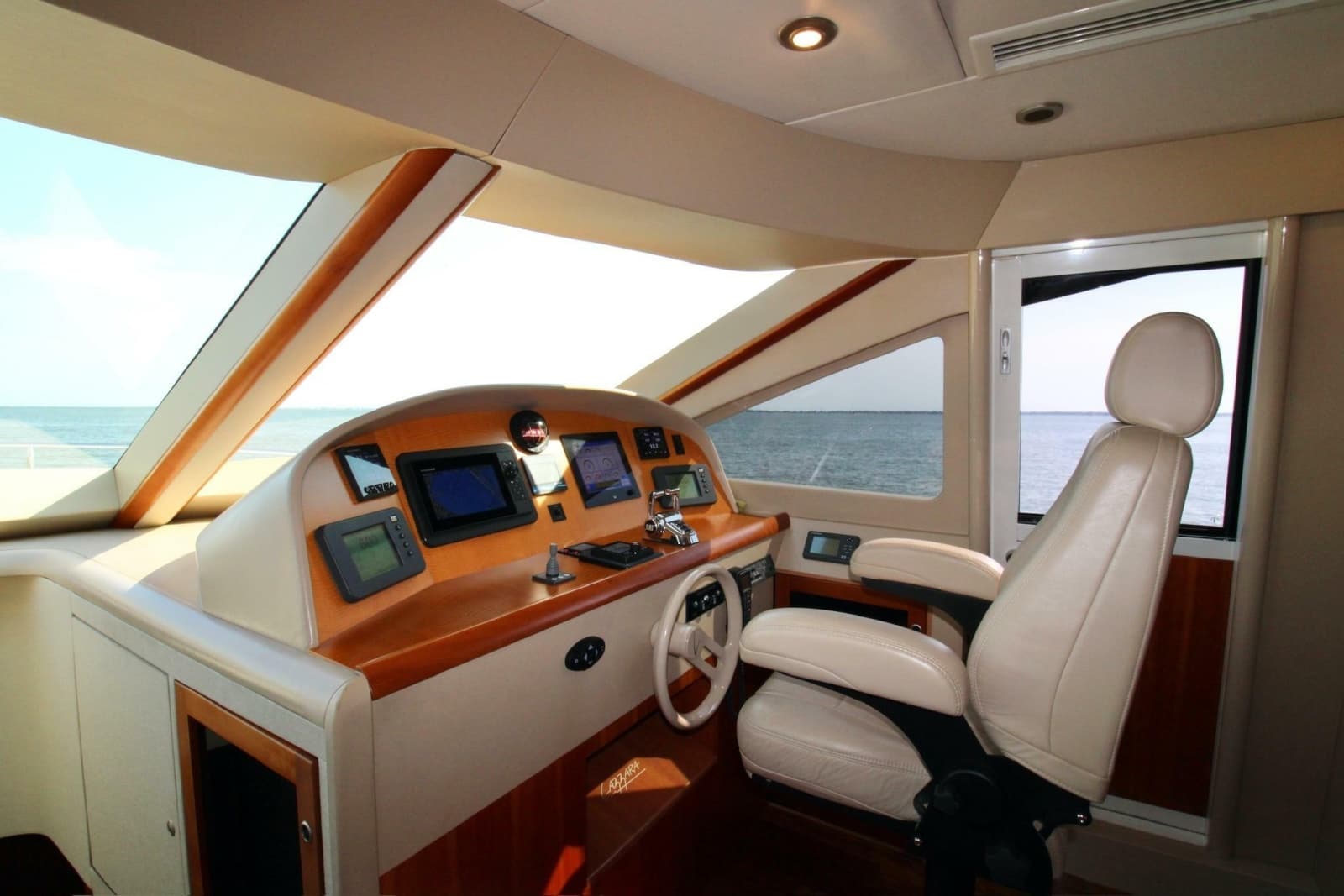 2007 Lazzara Yachts 74 MOTOR YACHT - Photo 2