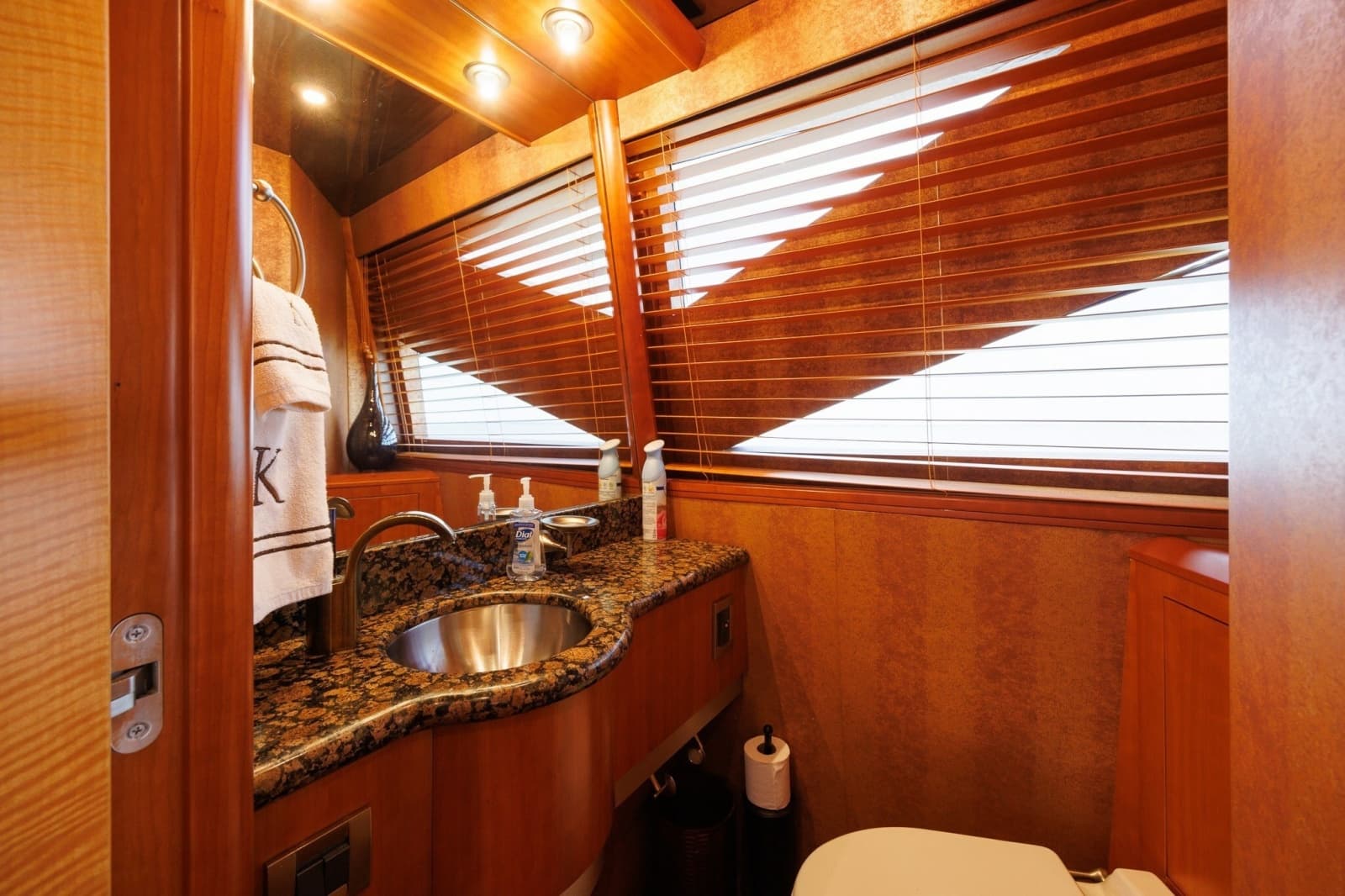 2007 Lazzara Yachts 74 MOTOR YACHT - Photo 24