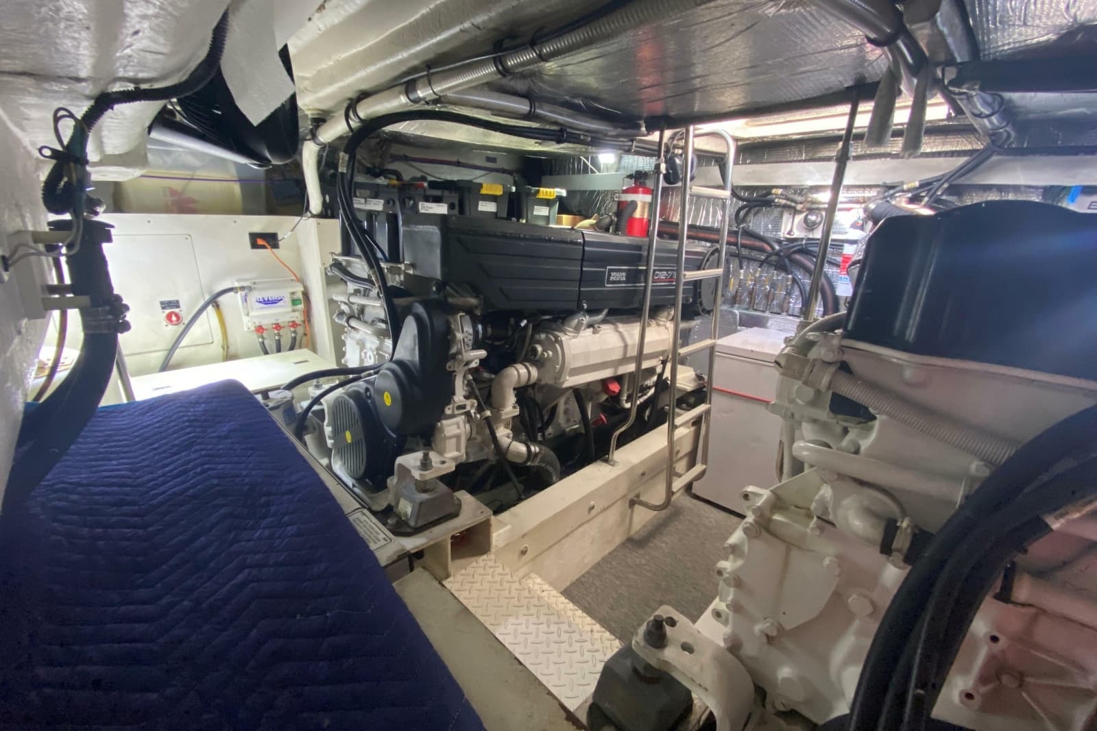2006 Cruisers Yachts 520 Express - Photo 93