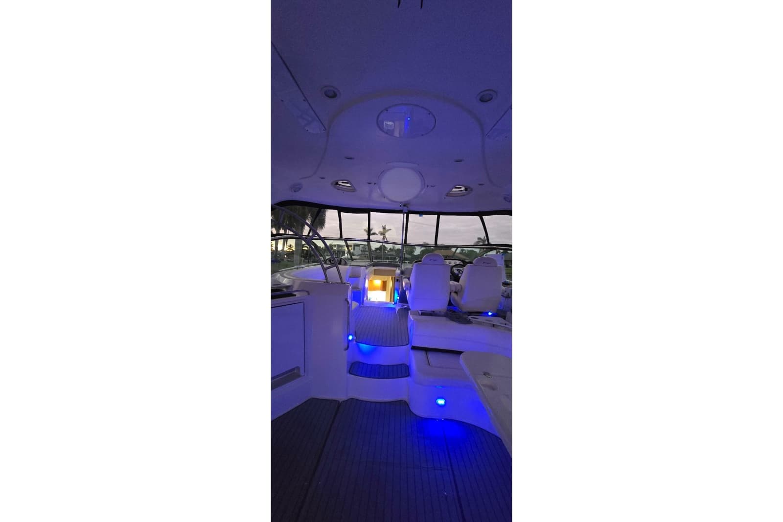 2006 Cruisers Yachts 520 Express - Photo 17
