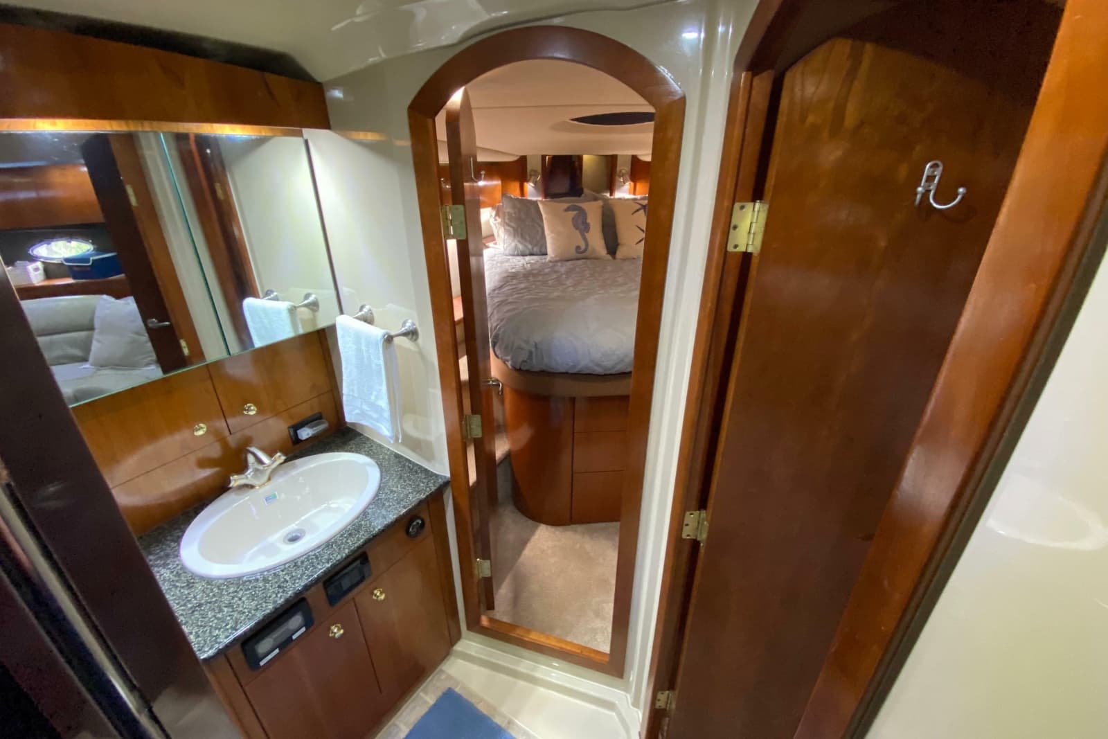 2006 Cruisers Yachts 520 Express - Photo 85