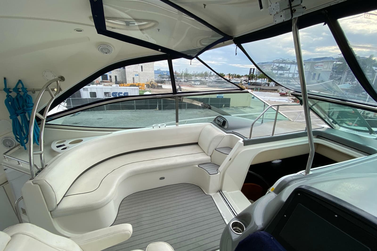 2006 Cruisers Yachts 520 Express - Photo 50