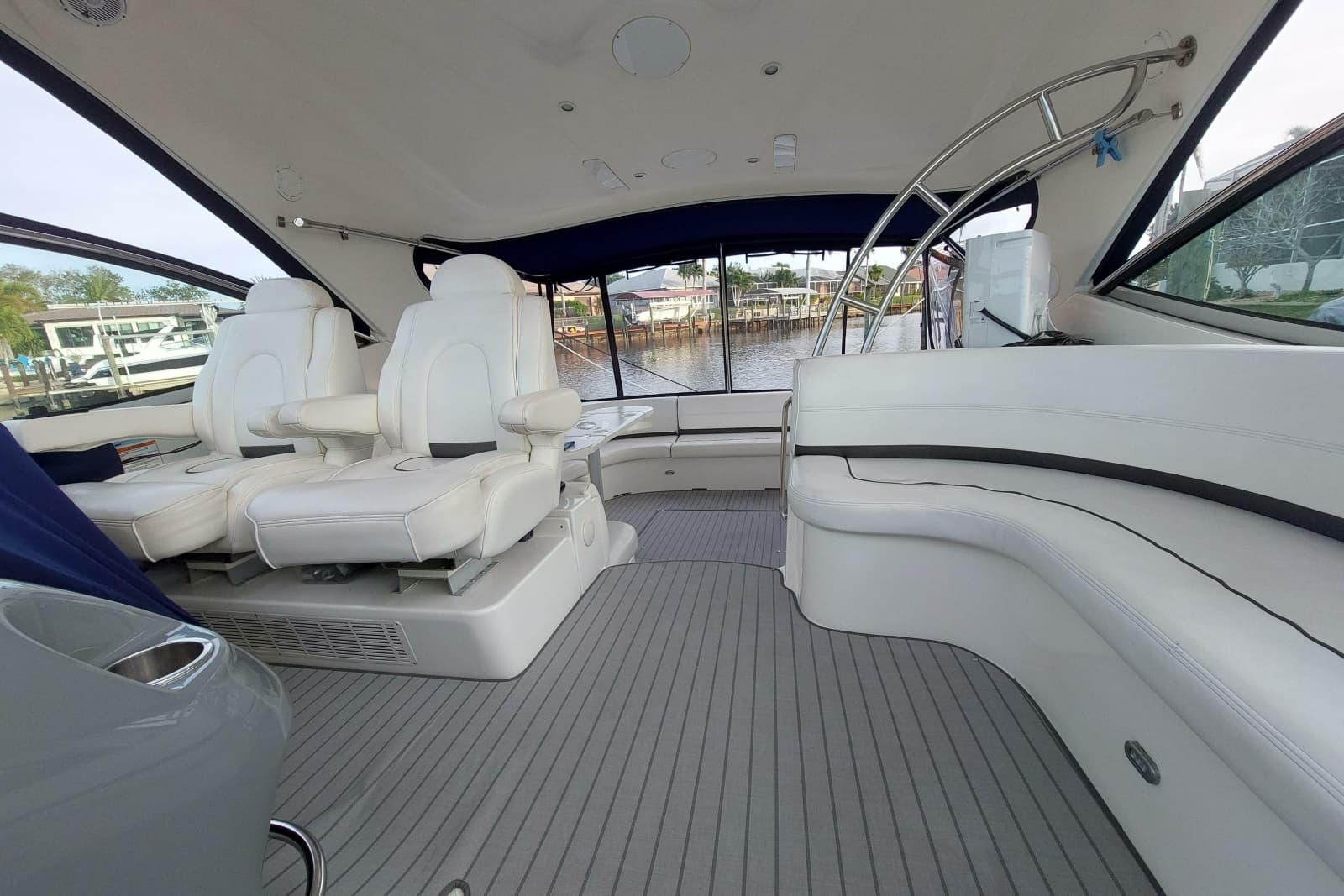 2006 Cruisers Yachts 520 Express - Photo 30