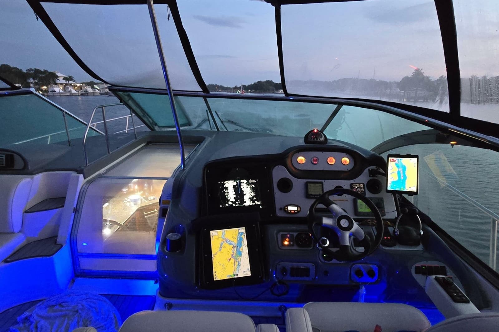2006 Cruisers Yachts 520 Express - Photo 20