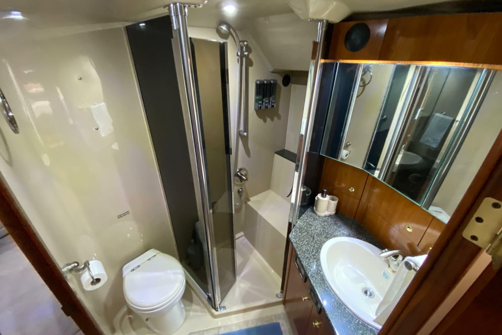 2006 Cruisers Yachts 520 Express - Photo 84