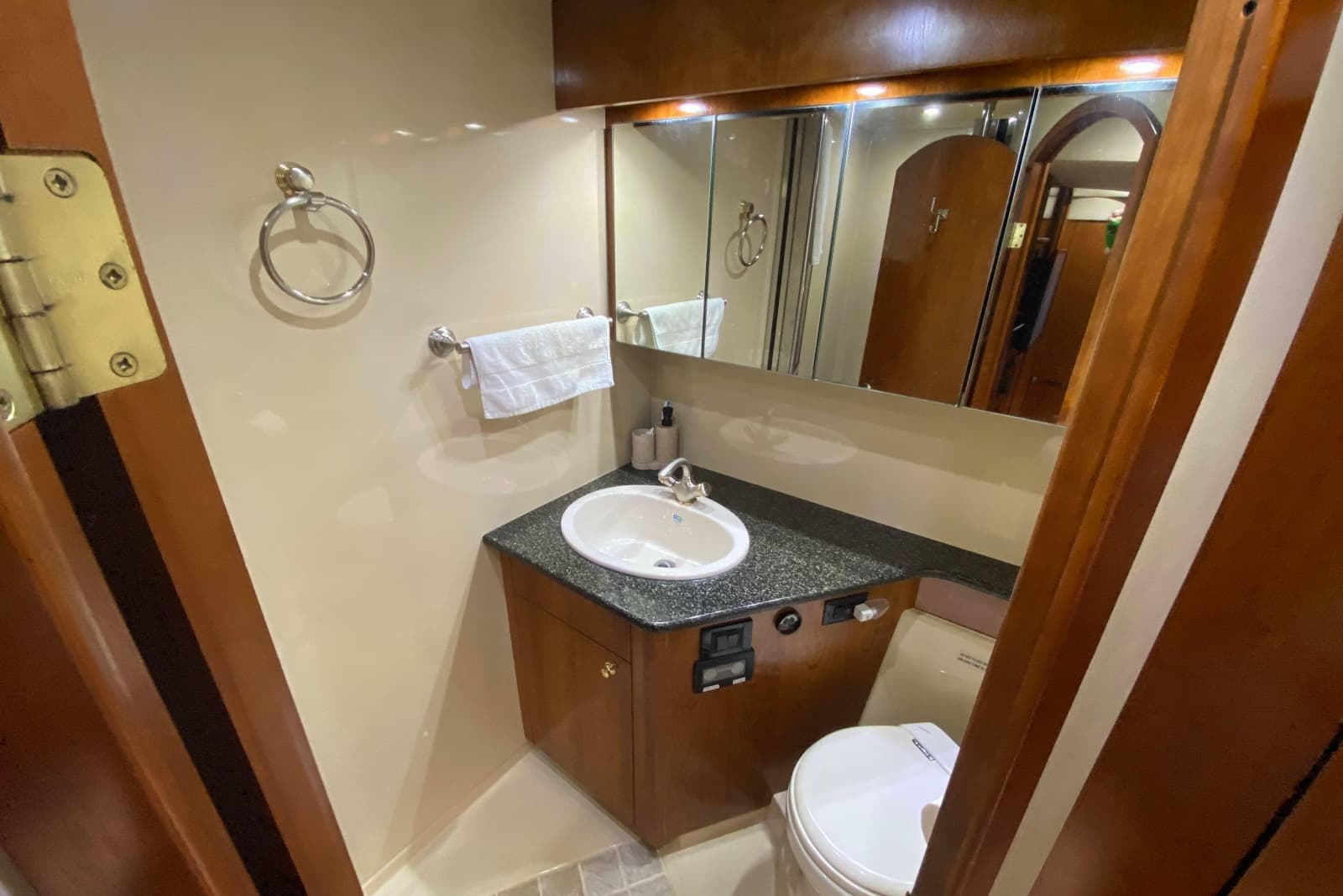 2006 Cruisers Yachts 520 Express - Photo 76