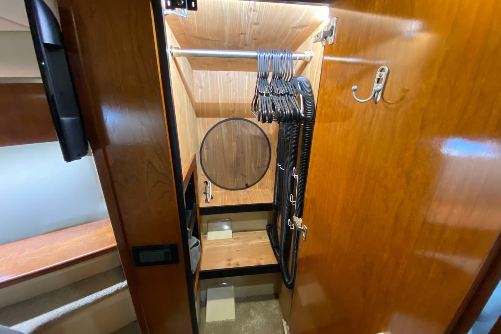 2006 Cruisers Yachts 520 Express - Photo 75