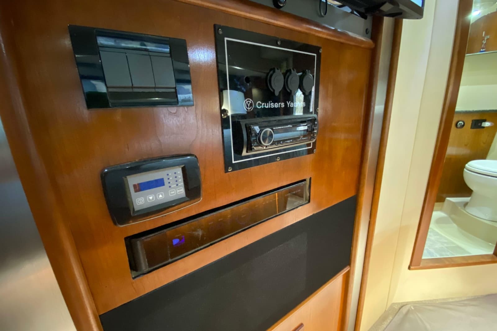 2006 Cruisers Yachts 520 Express - Photo 74