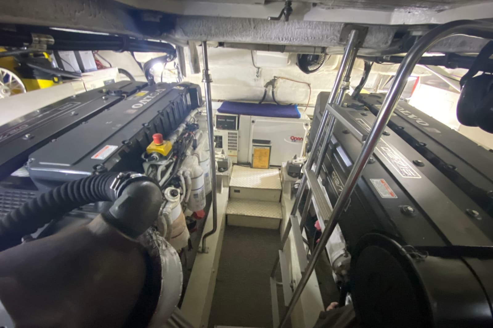 2006 Cruisers Yachts 520 Express - Photo 86