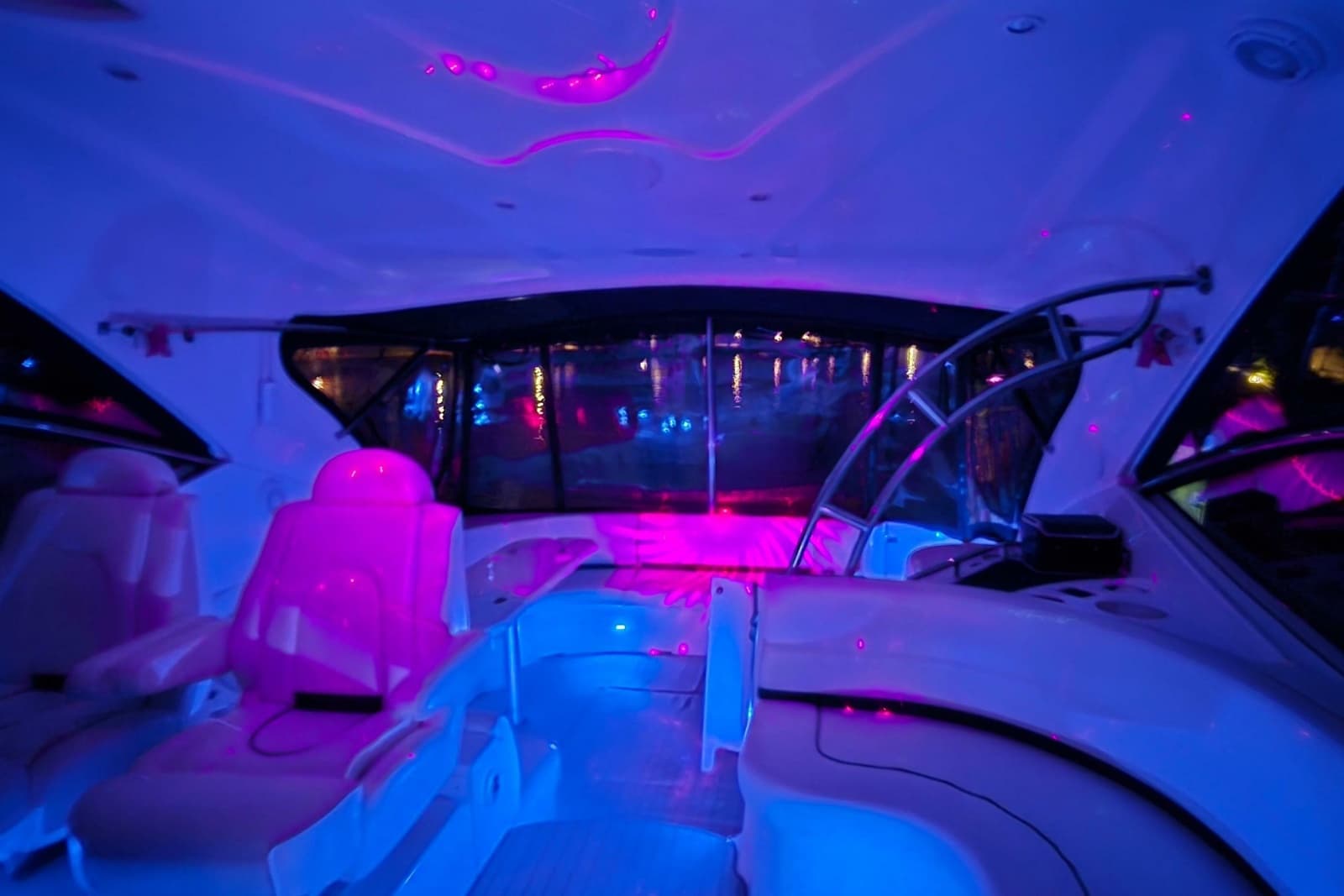 2006 Cruisers Yachts 520 Express - Photo 23