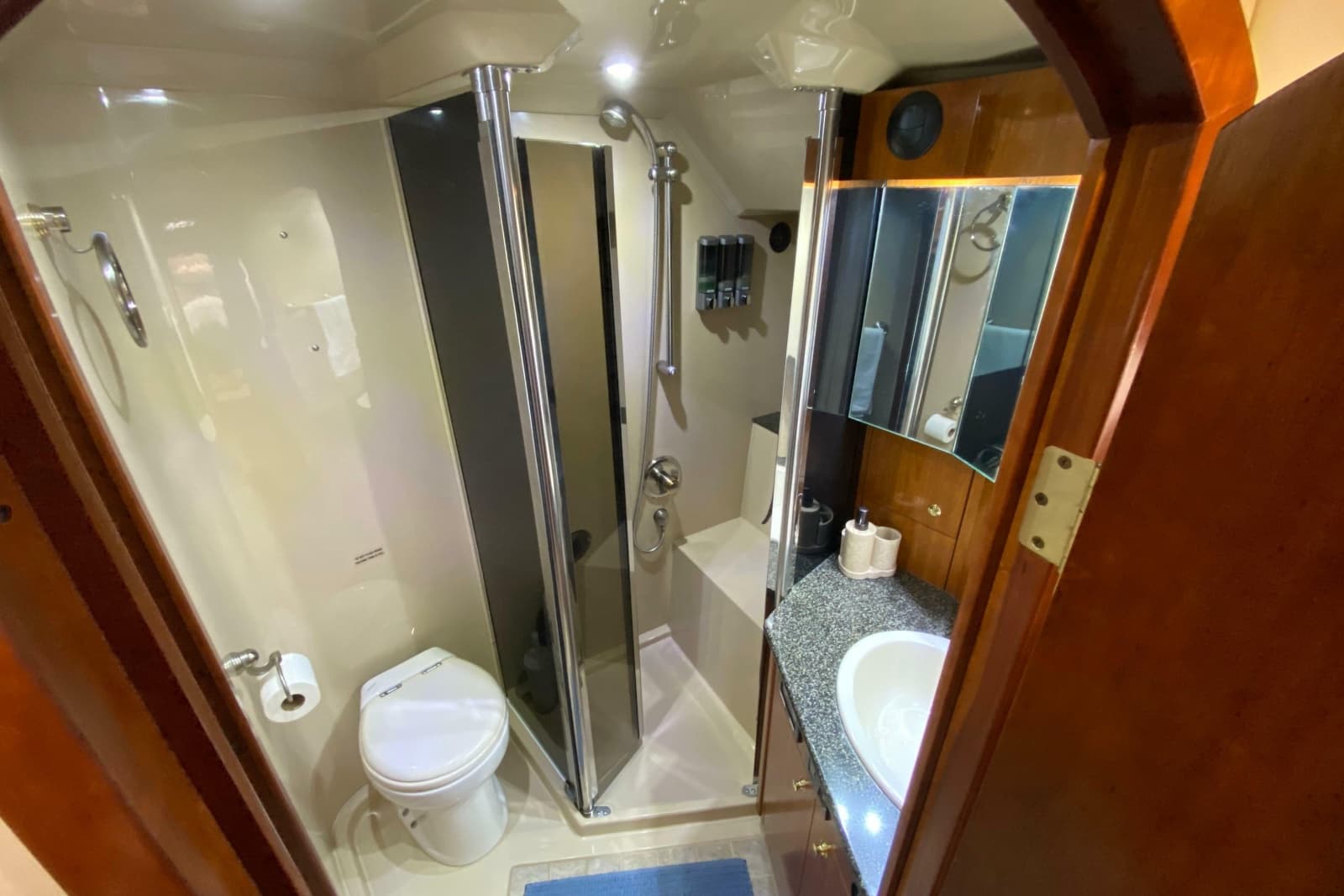 2006 Cruisers Yachts 520 Express - Photo 83