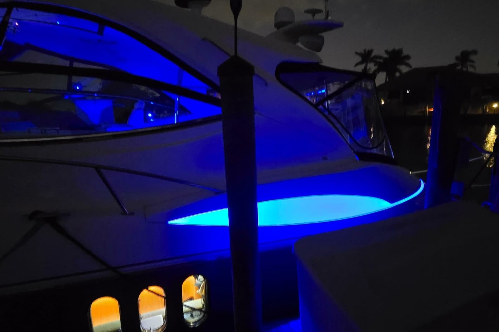 2006 Cruisers Yachts 520 Express - Photo 15