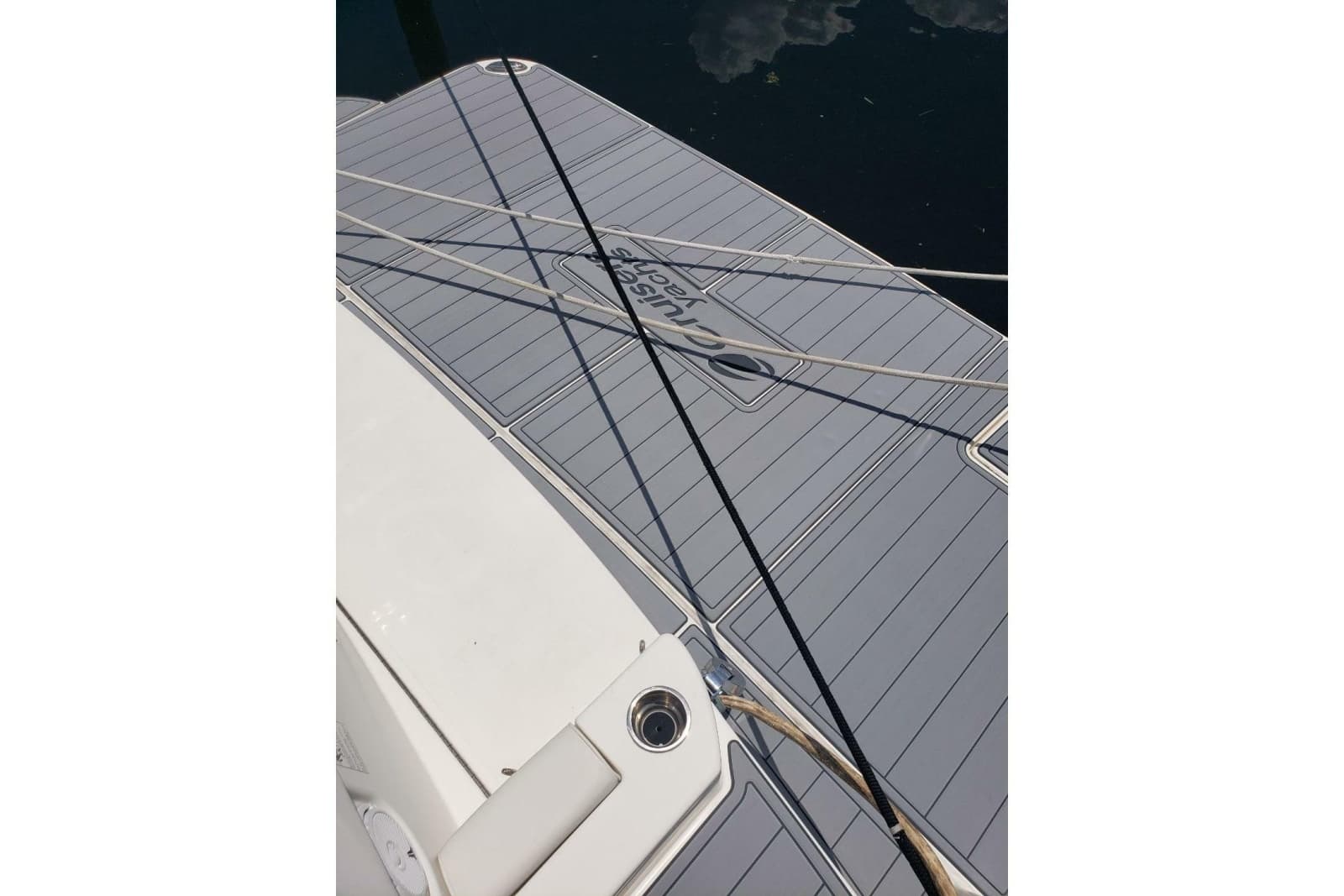 2006 Cruisers Yachts 520 Express - Photo 47