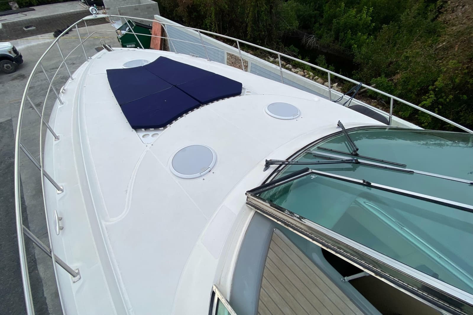2006 Cruisers Yachts 520 Express - Photo 46