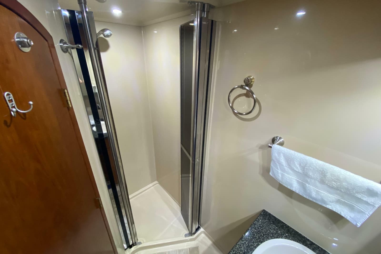2006 Cruisers Yachts 520 Express - Photo 77