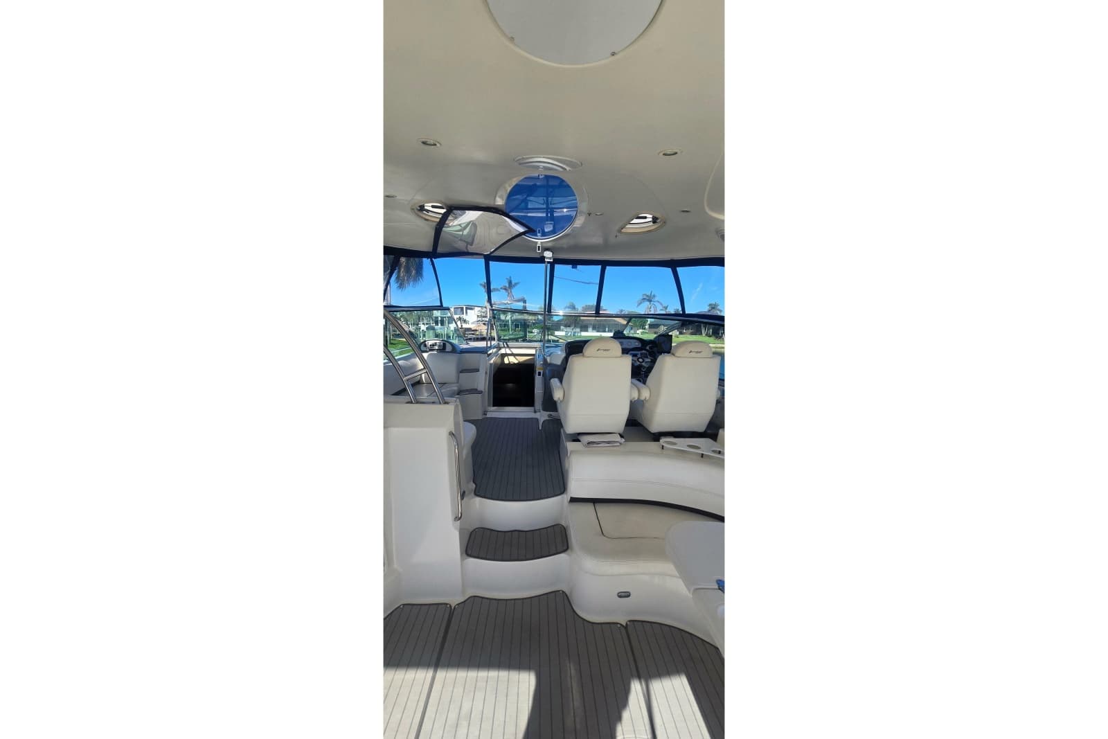 2006 Cruisers Yachts 520 Express - Photo 31