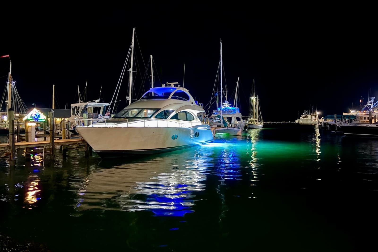 2006 Lazzara Yachts 68 Motoryacht - Photo 9