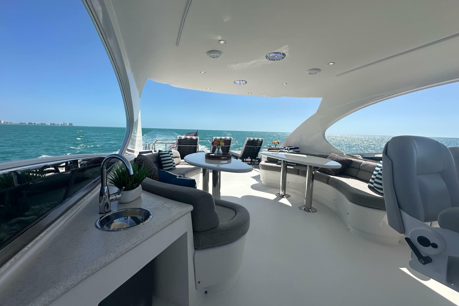 2006 Lazzara Yachts 68 Motoryacht - Photo 23