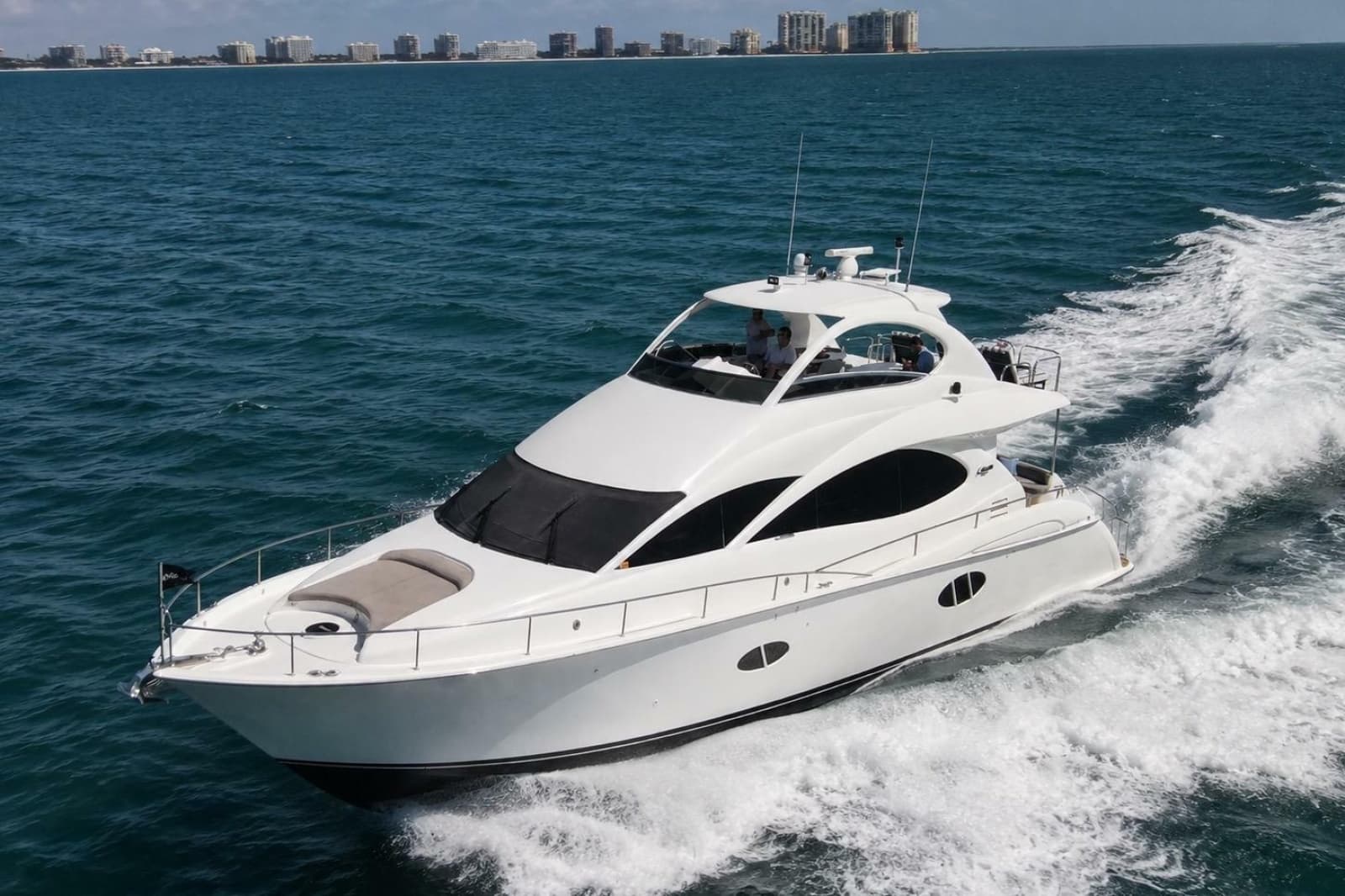2006 Lazzara Yachts 68 Motoryacht - Photo 2