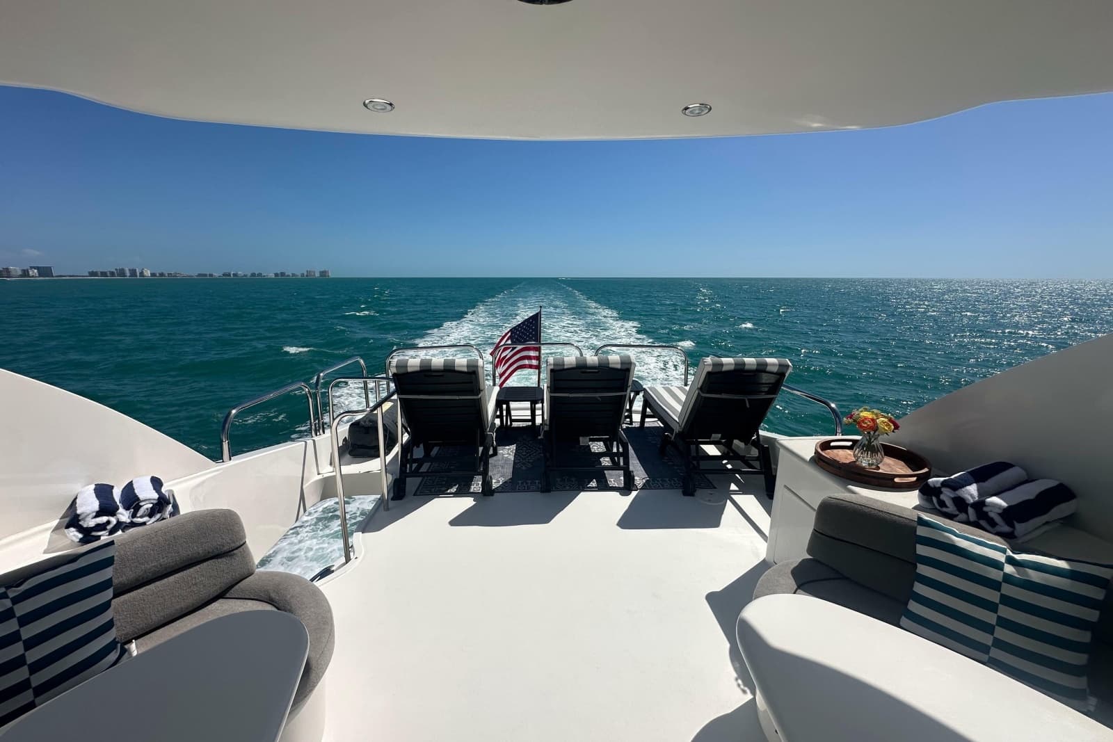 2006 Lazzara Yachts 68 Motoryacht - Photo 16