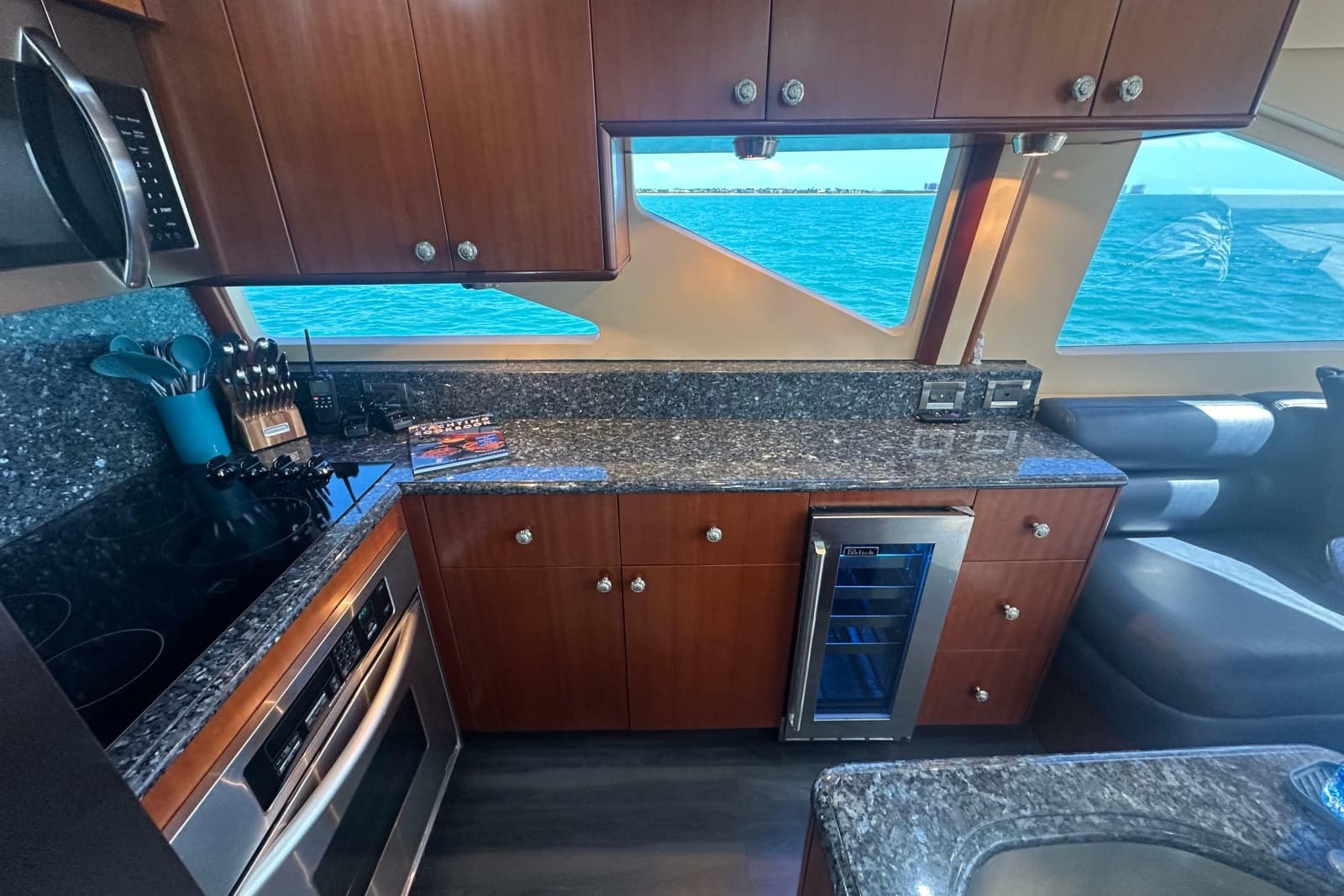 2006 Lazzara Yachts 68 Motoryacht - Photo 43